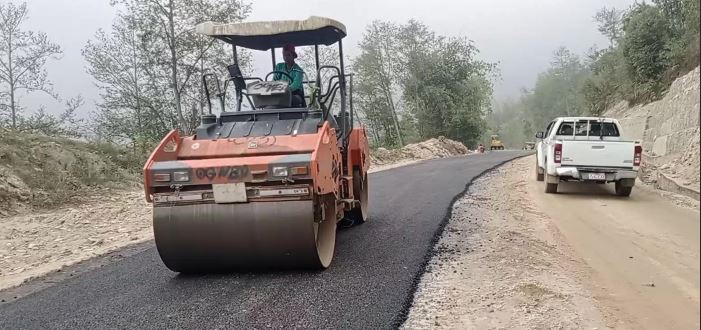 मदन भण्डारी राजमार्ग अन्तर्गत रिडी–तम्घास खण्डको कालोपत्रे सुरु